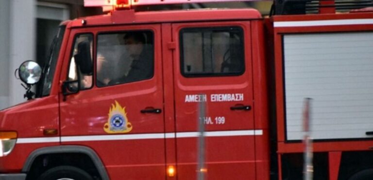 Πάτρα: Φωτιά σε βαφείο αυτοκινήτων στην Βενιζέλου- Στο σημείο δύο οχήματα της Π.Υ
