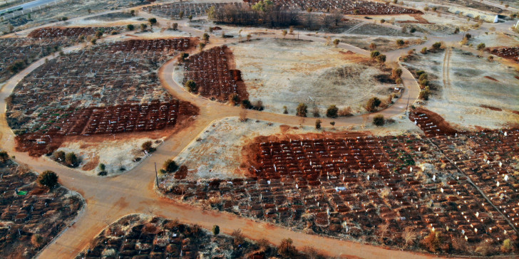 Κορωνοϊός: Φρίκη στη Νότια Αφρική – Ανατριχιαστικές εικόνες με μαζικούς τάφους για χιλιάδες θύματα της πανδημίας [εικόνες]
